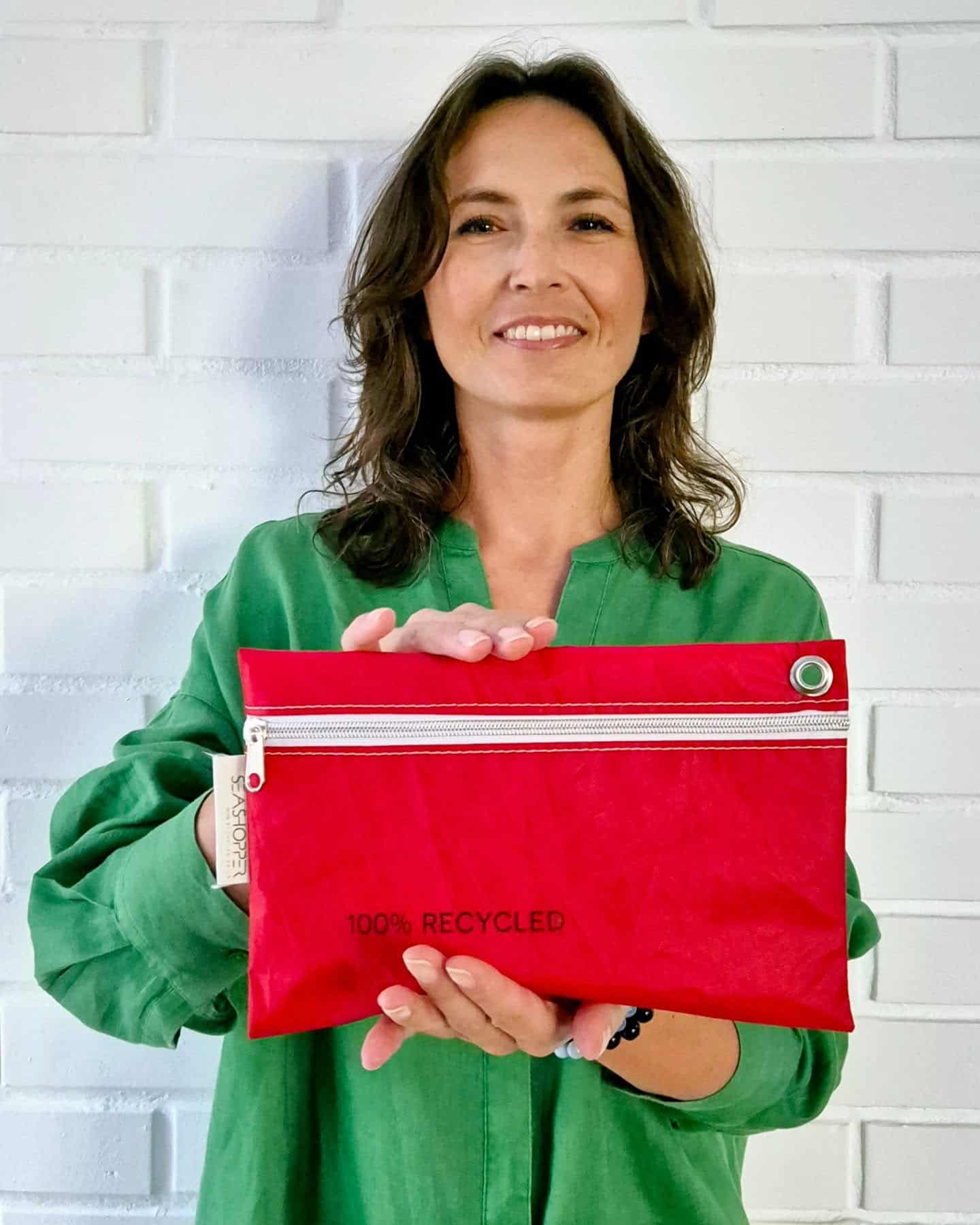 Czerwona saszetka z żagli z recyclingu.
