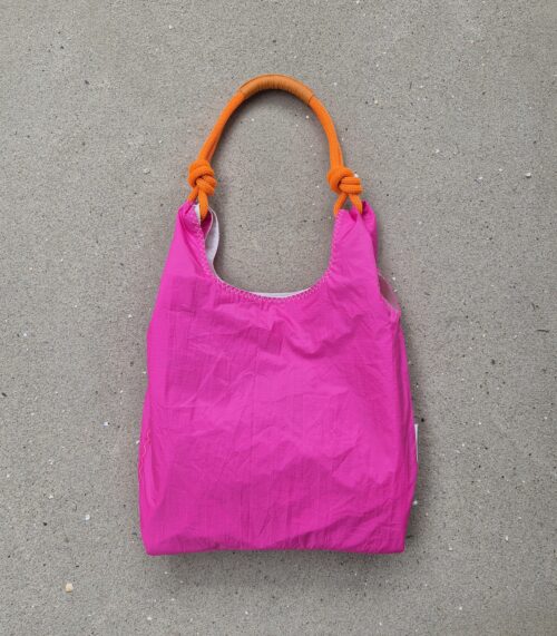 Różowa torba z żagli.