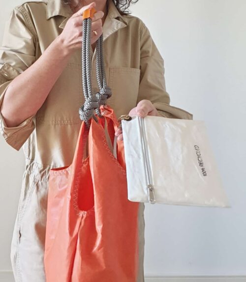 Torba z kosmetyczką w komplecie.