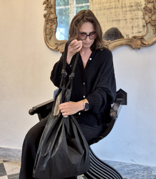 Czarna stylówka z torbą.