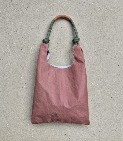 Brązowa torba SeaShopper z żagli.