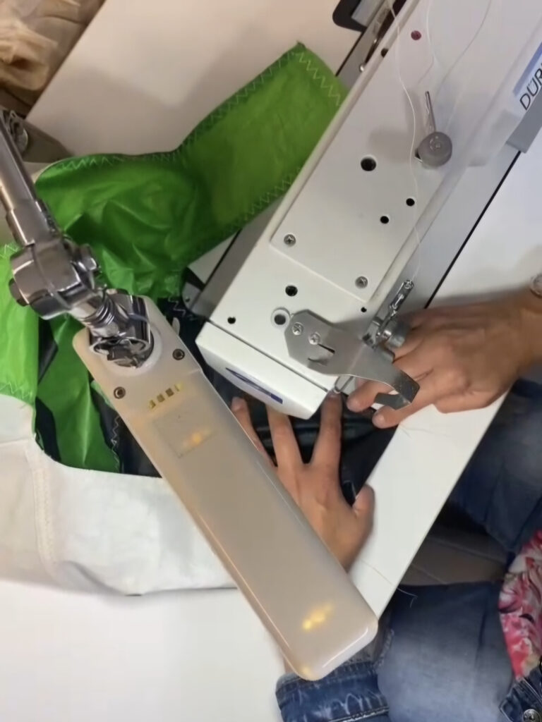 szycie torby z żagli.