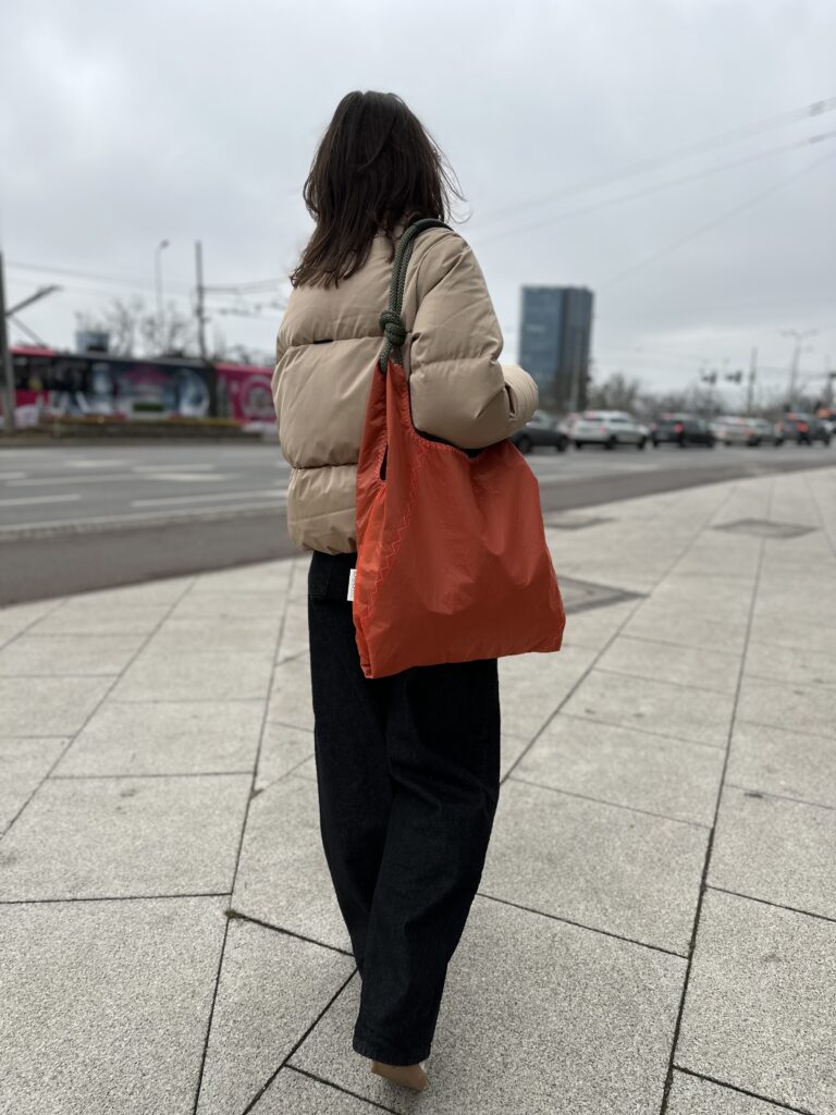 Pomarańczowa shopperka na ramię.