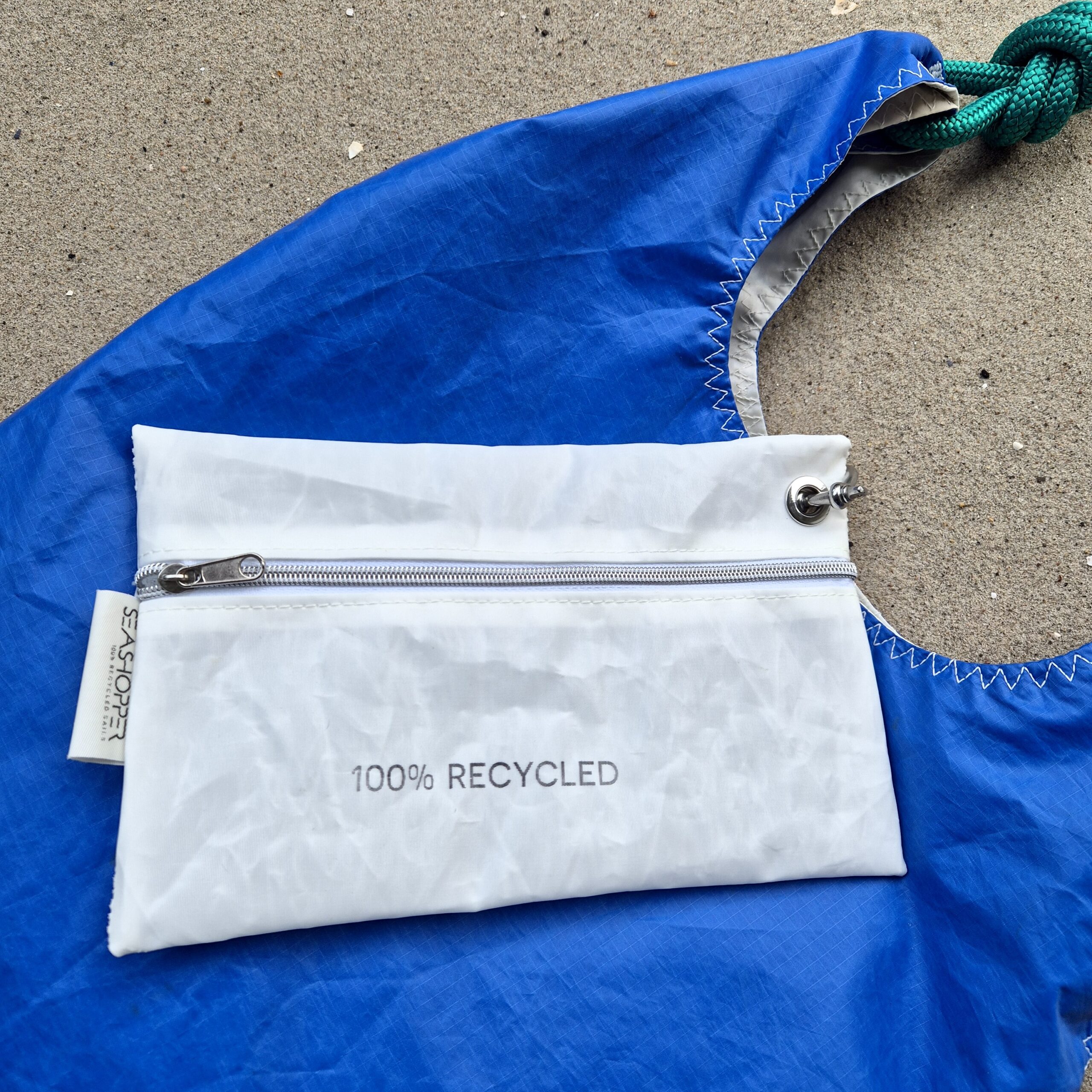 Niebieska torba z żagli