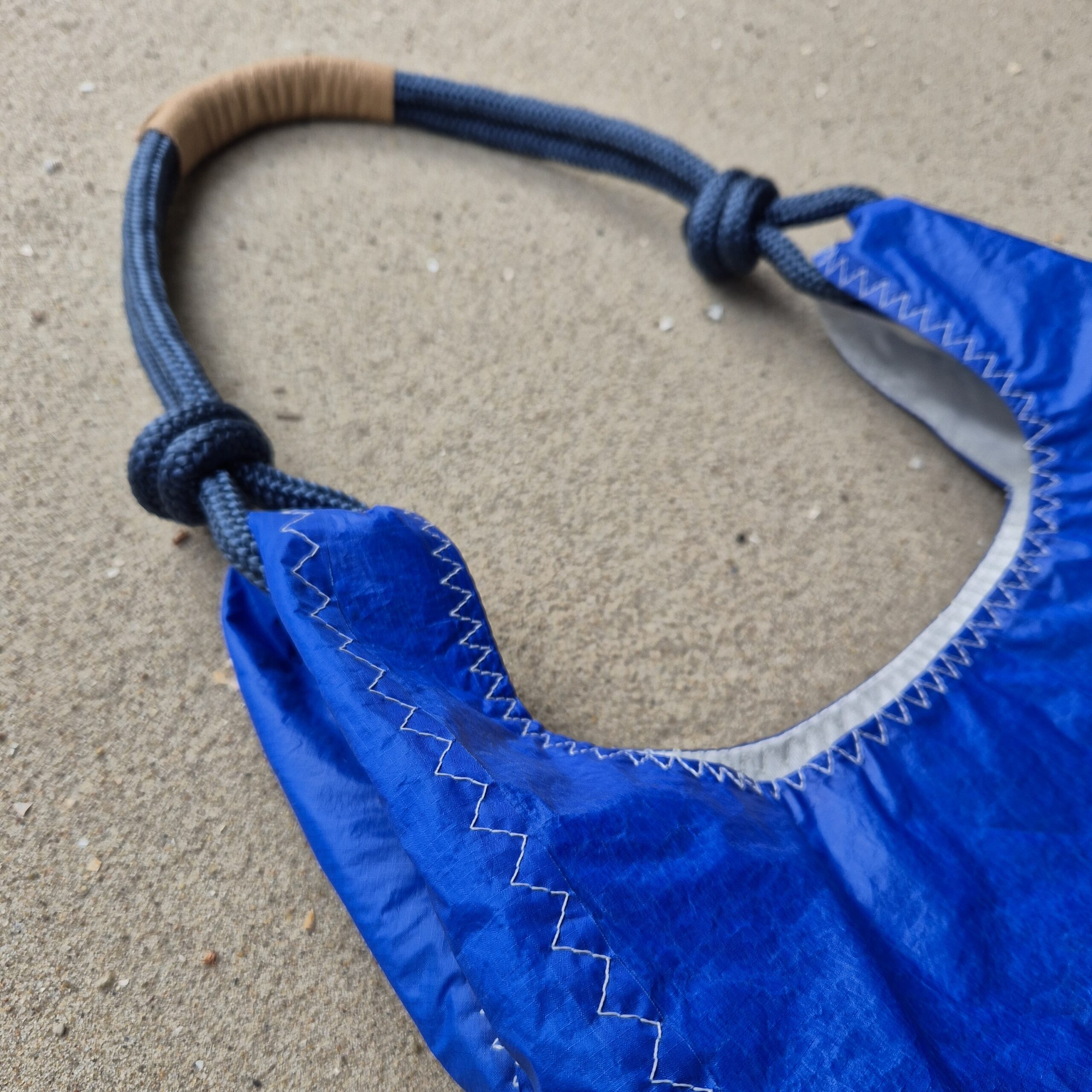 Niebieska torebka na ramię