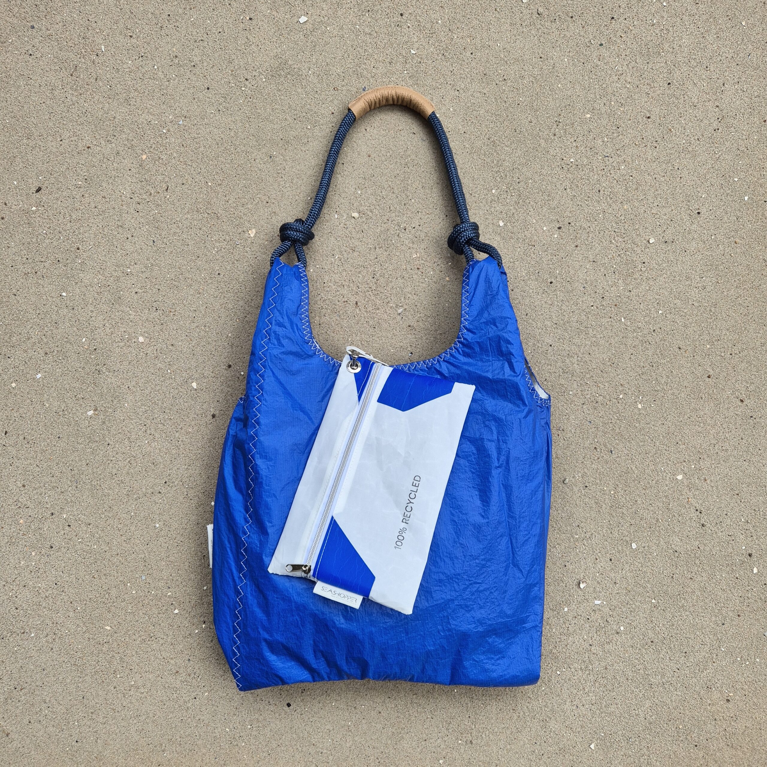 Niebieska torebka z upcyclingu