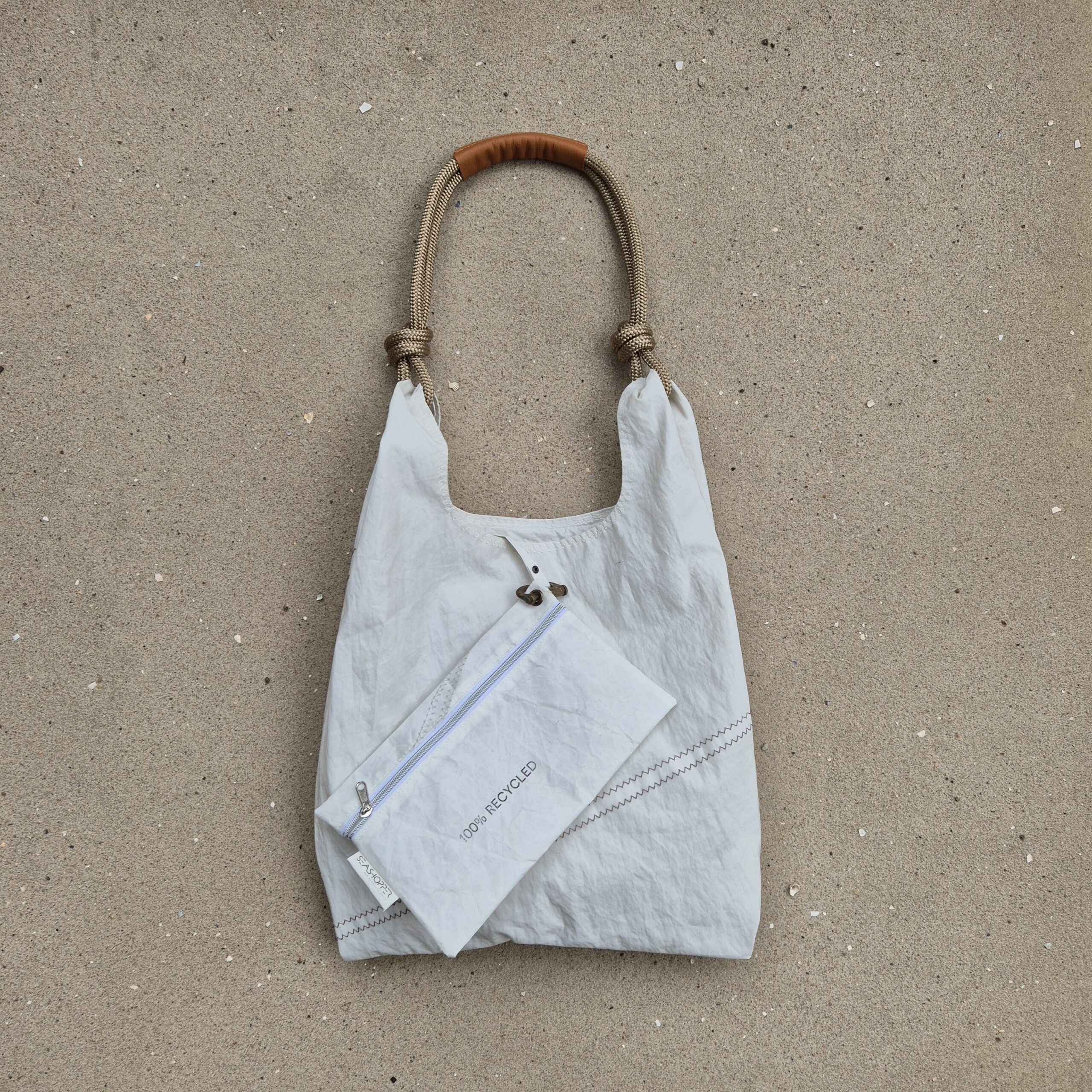 Biała torebka z żagli