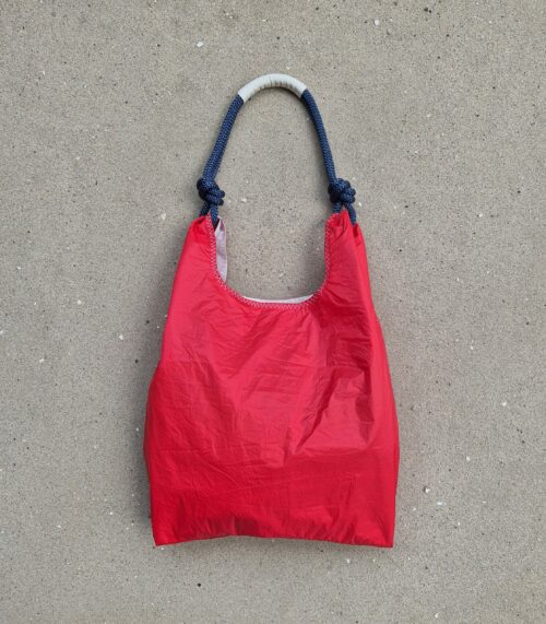 Czerwona torba z żagli